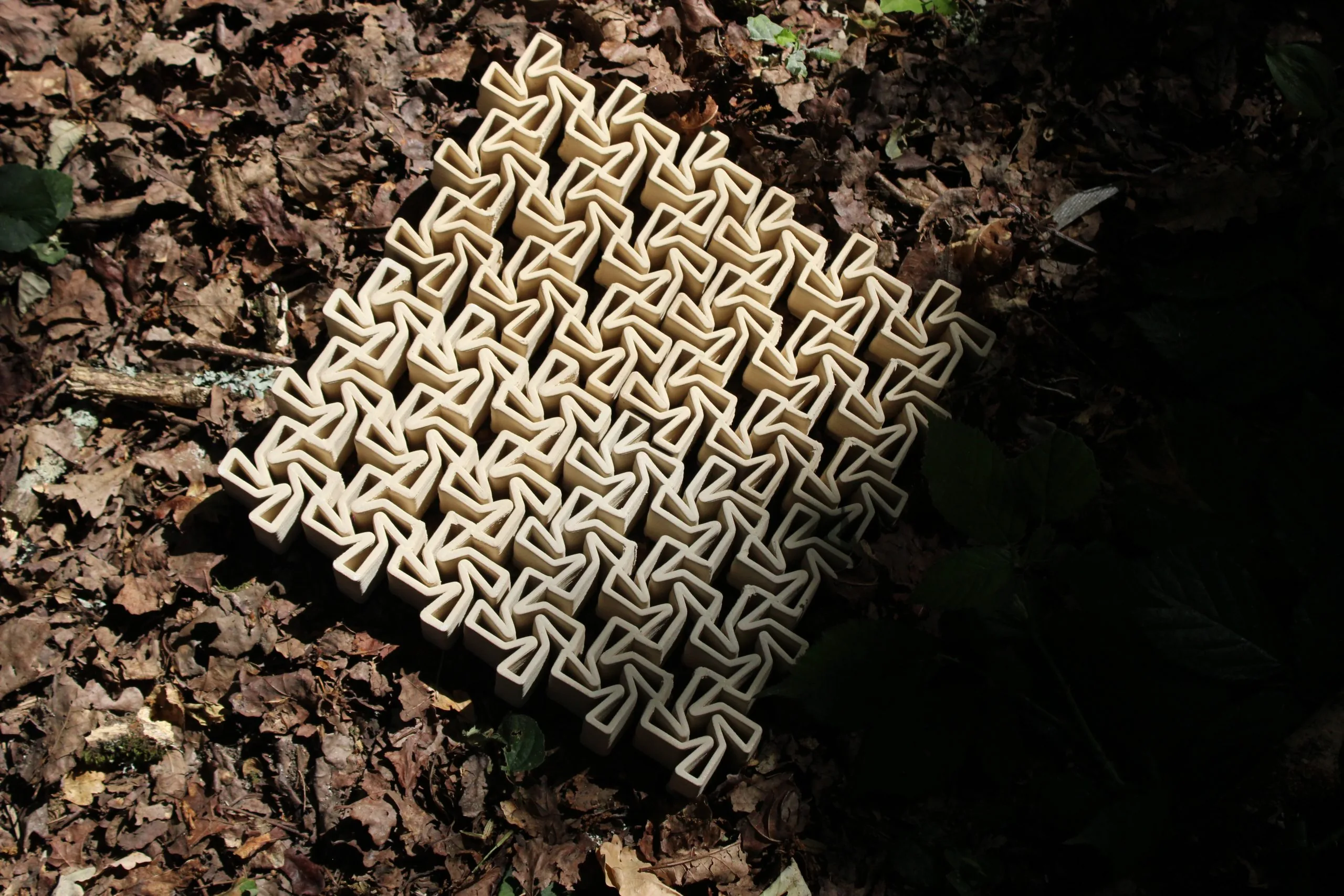 Blocs Moucharaby.OS en grès imprimés en 3D posés sur des feuilles