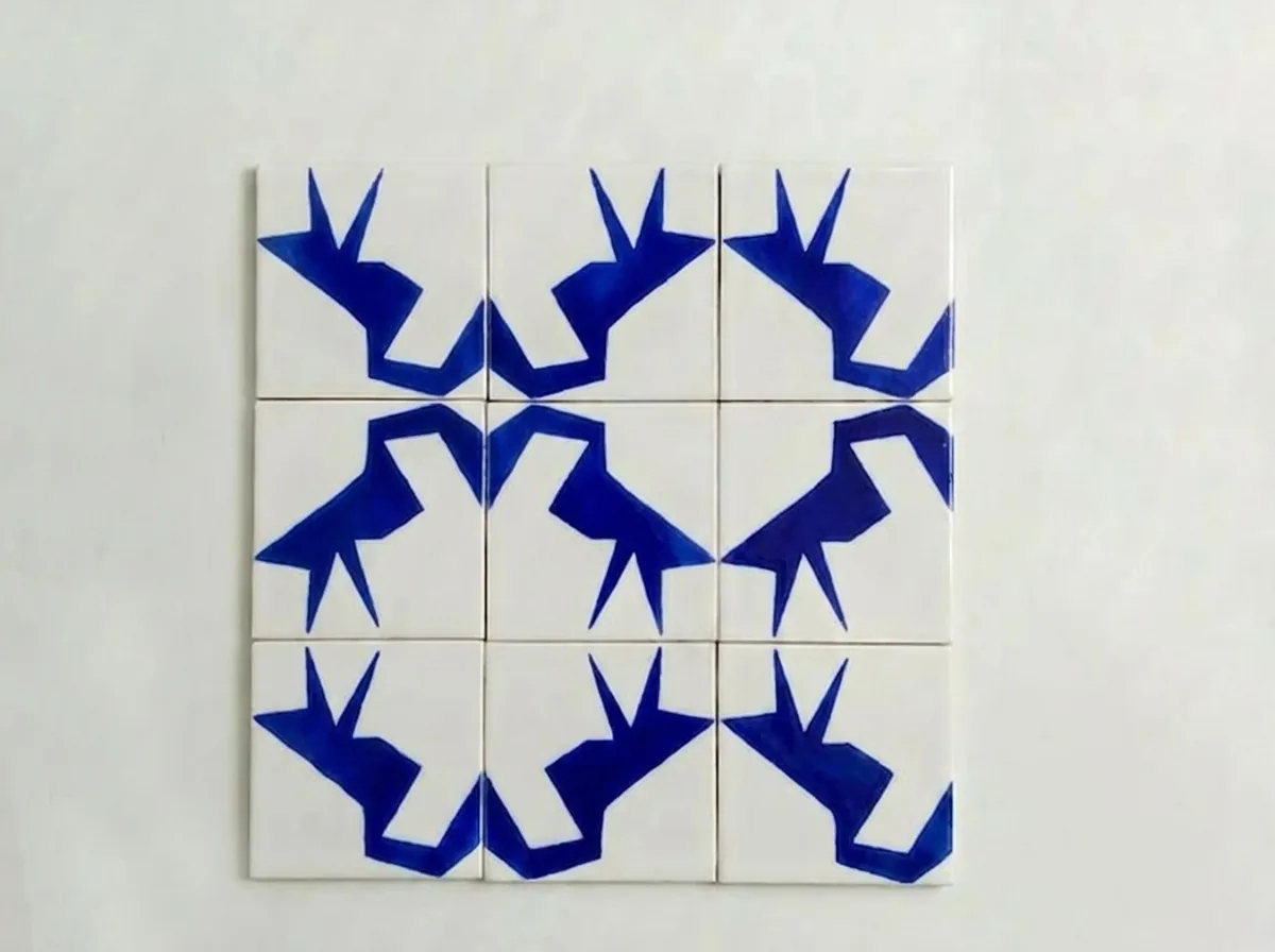 Nouveau geste, carreau de faïence décoré du motif de l’ibis – vue 2